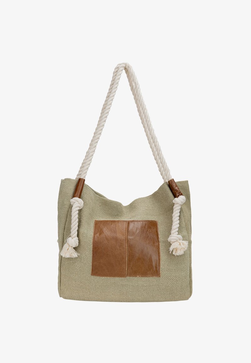 Torba na zakupy z płótna w kolorze zielonym z brązowymi skórzanymi akcentami, linowymi uchwytami i skórzaną naszywką. Charakteryzuje się teksturowanym materiałem i dekoracyjnymi frędzlami.