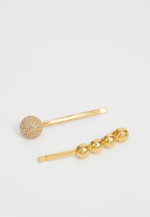 Deux épingles à cheveux en or, l'une avec un groupe rond de petites cristaux, l'autre avec quatre perles d'or lisses en ligne.