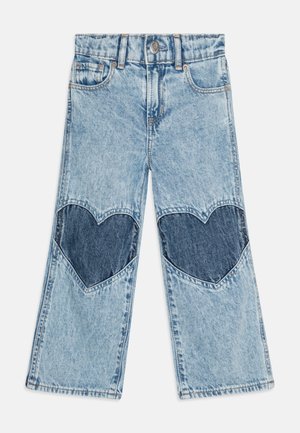 Lichtblauwe denimjeans met hartvormige donkerblauwe patches op de knieën. Voorzien van een vijf-pocketdesign en een knoopsluiting. Rechte pijpen.