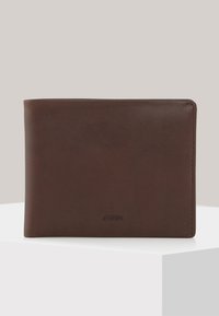 Donkerbruine leren portemonnee met een gladde textuur, bi-fold ontwerp en geïmplanteerd logo. Beschikt over minimale stiksels en afgeronde hoeken.