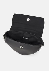 Borsa a tracolla nera in finta pelle con una superficie liscia, forma arrotondata e chiusura a scatto in argento. Interno foderato con etichetta del marchio visibile.