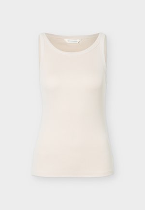 Μπεζ ριμπ αμάνικο τοπ με στρογγυλή λαιμόκοψη, ετικέτα "Moss Copenhagen" ορατή στο εσωτερικό του γιακα.