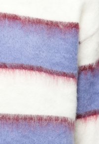 Myk, fluffy strikket stoff med brede horisontale striper i hvit, lavendelfiolett og tynne maroonkanter, som viser en foldet seksjon.