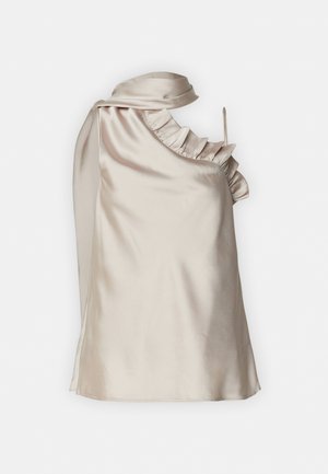 Top de satin bej deschis cu un decolteu ondulat și un singur bretele, având o textură netedă și un design asimetric.