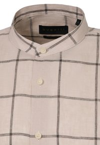 Helles beige Hemd mit Stehkragen, das mit einem schwarz-grauen Karomuster und zwei Knopfverschlüssen auf der Vorderseite ausgestattet ist.