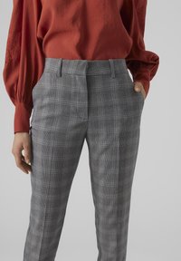 Vero Moda Spodnie materiałowe