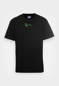 T-shirt in cotone nero con maniche corte e collo rotondo, decorato con un logo in testo corsivo verde sul davanti.