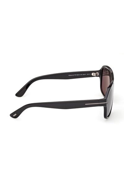 Occhiali da sole rettangolari neri con aste spesse e lenti a tinta scura, mostrati di profilo su uno sfondo bianco.