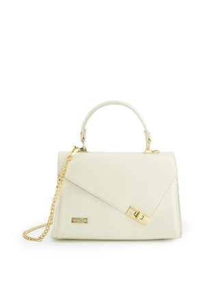 Sac à main structuré de couleur crème avec poignée supérieure, bandoulière en chaîne dorée et fermoir doré sur fond blanc.