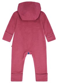 Tuta in pile di colore rosa intenso, con cappuccio, maniche lunghe, polsini elasticizzati e chiusura a pressione sul fondo. Texture morbida e liscia.