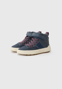 Høye sneakers i marineblått og lys tan, med røde og blå stripete snøringer, polstret krage og borrelås. Teksturert overflater, gummisåle.