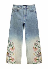 Hellblaue Denim-Hosen mit weitem Bein, die über florale Stickereien in Pink, Lila und Grün an den unteren Beinen verfügen; flacher Bund und klassisches fünf-Taschen-Design.