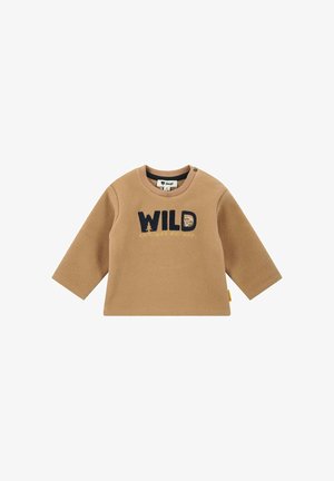 Tan lange mouwen peuter fleece top met "WILD" tekst en dierengezicht grafiek aan de voorkant, ronde hals en drukknoopjes op de schouder.