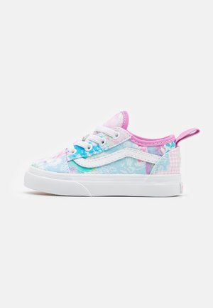 Sneaker bassa per bambini piccoli con suola bianca, lacci bianchi, tessuto floreale pastello e rifiniture rosa con linguetta posteriore, vista laterale.