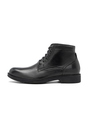 Botas de tobillo de cuero negro con un acabado suave, con un diseño de cordones, punta redonda y un tacón bajo cuadrado.