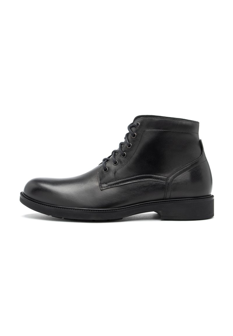 Botas de tobillo de cuero negro con un acabado suave, con un diseño de cordones, punta redonda y un tacón bajo cuadrado.