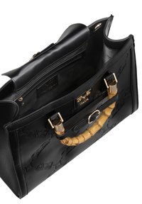 Schwarze Lederhandtasche mit einem strukturierten Logo-Design, goldfarbenen Beschlägen, einem Bambusgriff und einem geräumigen Innenraum mit Reißverschlusstasche.