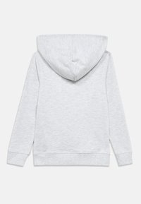 Sudadera de algodón gris con textura suave, mangas largas y capucha con cordón. El diseño es sencillo con puños y bajo acanalados.