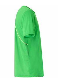 T-shirt de sport à manches courtes vert vif avec une bande incurvée contrastante claire sur le côté, présenté de profil sur un fond blanc.