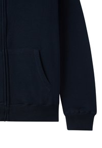 Granatowy polar z zamkiem, wykonany z miękkiego materiału, z ściągaczami przy mankietach, kieszenią kangurką oraz pełnym zamkiem błyskawicznym.