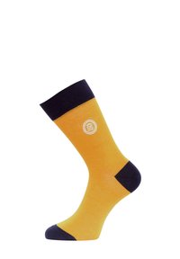 Chaussette en coton jaune avec un revers, un talon et un orteil bleu marine. Présente un logo circulaire blanc près de la cheville. Texture lisse avec un design décontracté.