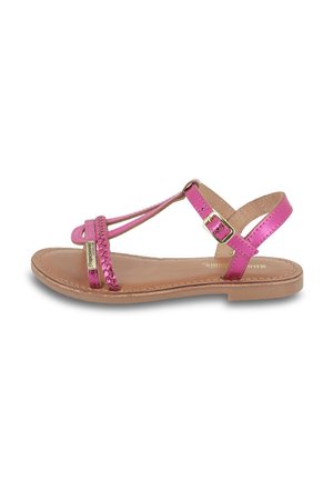 Sandalias de cuero rosa con tiras trenzadas, diseño de punta abierta, suela plana y cierre de hebilla en el tobillo para un ajuste ajustable.