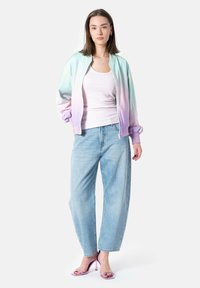 Giacca bomber con gradiente pastello e polsini a coste, canotta bianca, jeans baggy blu chiaro e sandaletti con tacco lavanda. Stile semplice e informale.