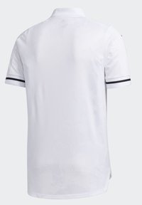 Hvid polo shirt med en tekstureret overflade, kontrasterende sorte striber på ærmerne og et klassisk kravedesign. Blødt, let materiale.