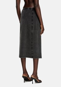 Svart denim midi kjol med rak skärning, synliga sömnadsdetaljer och hög midja. Slät textur, inga tryck eller dekorationer.