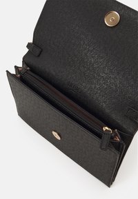 Portafoglio sintetico nero con superficie testurizzata, dotato di chiusura a scatto dorata, tasca interna con zip e logo stampato all'interno.