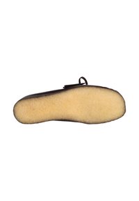 Zool van een donkerbruine schoen met een dikke, gestructureerde beige crepe rubberen buitenzool, bekeken van onderaf tegen een witte achtergrond.