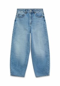 Jeans in denim blu a vita alta e gamba larga, con chiusura frontale a bottone e zip, e design a cinque tasche su sfondo bianco.