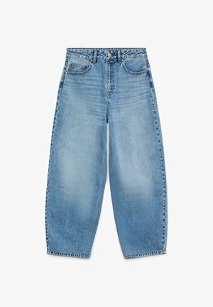 Kõrge vöökohaga, laiad sinised teksapüksid, millel on ees nupp, tõmblukk ja viie tasku disain valgel taustal.