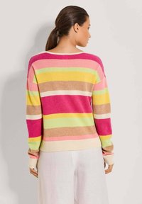 Gestreepte trui met roze, gele, groene en bruine tinten. Zachte textuur met geribbelde manchetten en zoom, oversized pasvorm.