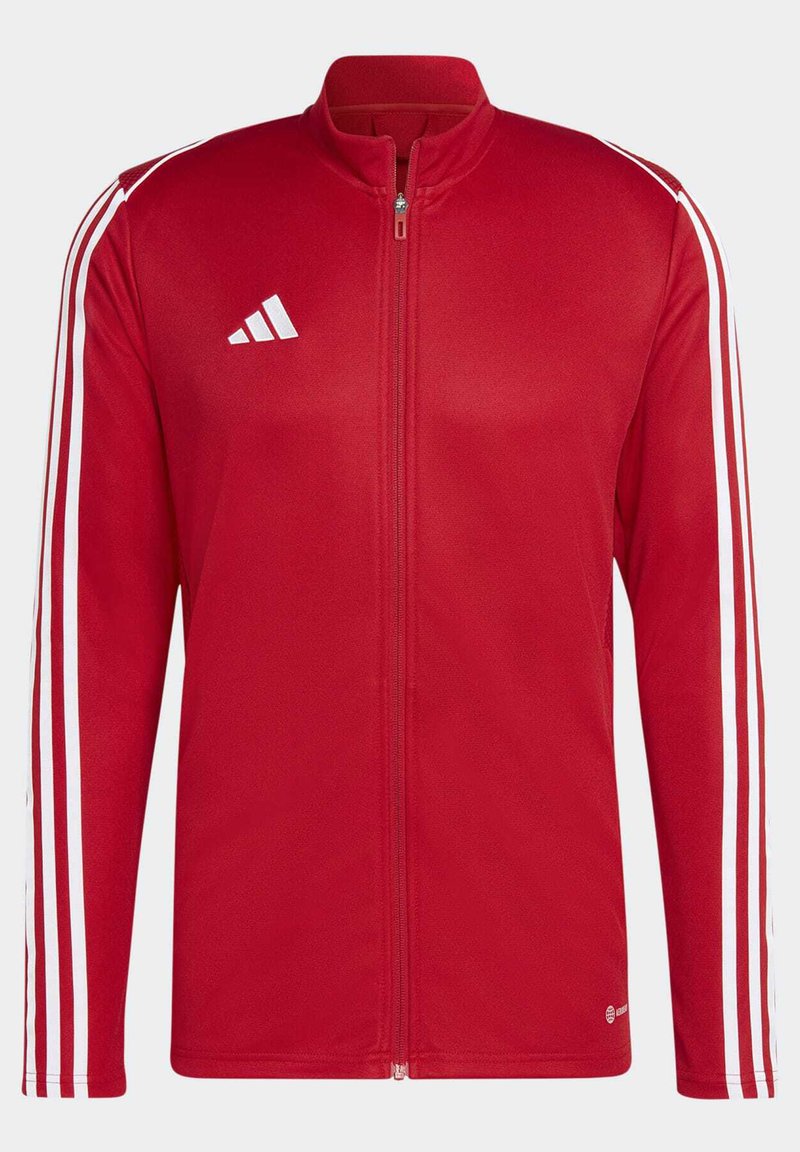 Jacket deportiva roja con franjas blancas en las mangas. Presenta un cierre completo en la parte delantera, un cuello alto, una textura suave y un logo bordado en el pecho.