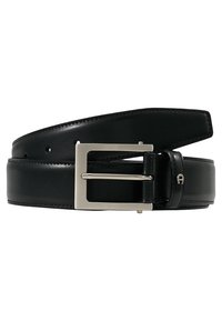 Cinturón de cuero negro con un acabado suave, que presenta una hebilla rectangular de acero inoxidable y múltiples agujeros de ajuste a lo largo de la correa para un ajuste personalizable.