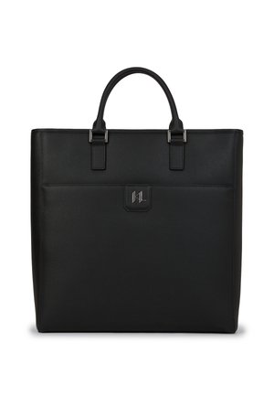 Svart lær toteveske med strukturert rektangulær form, doble topphåndtak, sølvfargede detaljer og en frontlomme med logo.