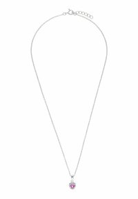 Zilveren ketting met hanger in hartvorm met een roze steen, omringd door heldere accenten. Eenvoudig ontwerp, fijne schakels.