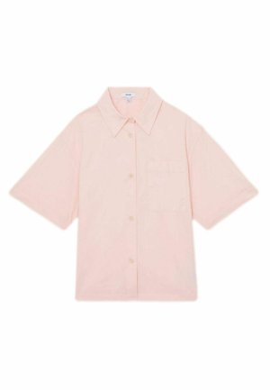 Camisa de manga corta de color rosa claro, hecha de algodón, con un cuello puntiagudo, botones en el frente y un solo bolsillo en el pecho. Textura suave.