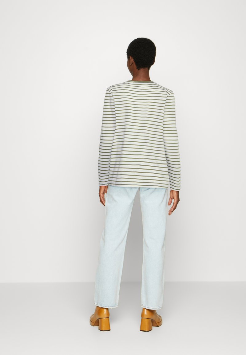 Damen T-Shirts | Moss Copenhagen ESNA TEE Langarmshirt aloe/white/dunkelgrün - KF22093 Damen T-Shirts | Moss Copenhagen ESNA TEE Langarmshirt aloe/white/dunkelgrün - KF22093