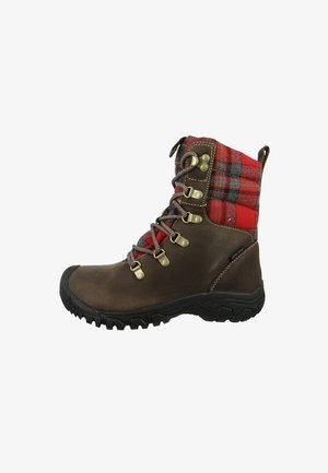Bota impermeable marrón con tela de cuadros rojos y grises en la parte superior, ojales de metal y una suela de goma negra texturizada. Diseño resistente para uso en exteriores.