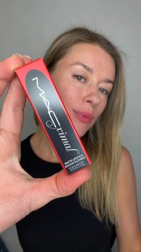 Rode rechthoekige verpakking met zwarte tekst, met de tekst "MAC Primal" en "Matte Lipstick." Productinformatie gedrukt op de achterkant.