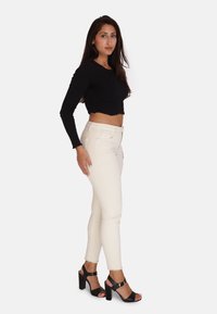 Elara PUSH UP HIGHWAIST - Jeans slim fit - beige