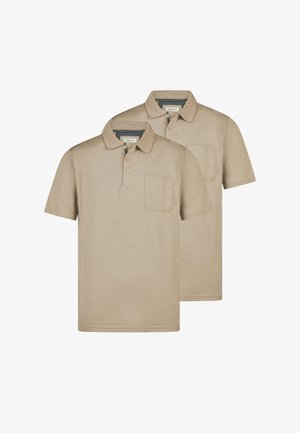 Dwie beżowe krótkie koszulki polo z kołnierzykami, trzema guzikami i kieszeniami na lewej piersi, ułożone jedna za drugą.