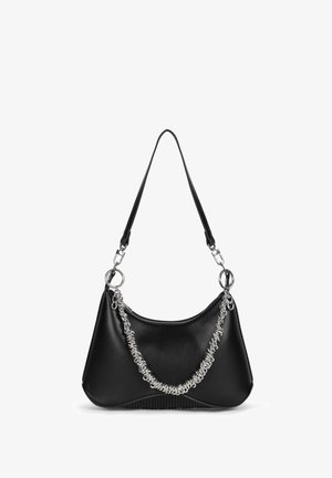 Zwarte leren handtas met een gebogen ontwerp, voorzien van een zilveren kettingaccent en een gestructureerde bodem. Inclusief verstelbare zwarte schouderband.
