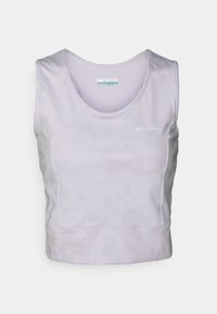 Jasnofioletowy, bezrękawnikowy crop top wykonany z materiału syntetycznego, z subtelnym wzorem, okrągłym dekoltem i widocznym logo marki z przodu.