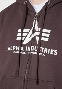 Alpha Industries BASIC UNISEX - Mikina so zipsom - hunter brown