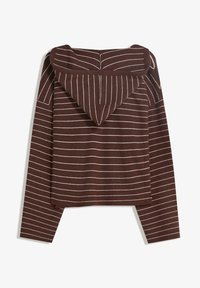 Pull à capuche rayé marron avec des rayures horizontales blanches, présentant une coupe ample, des manches longues et une capuche large et pointue.