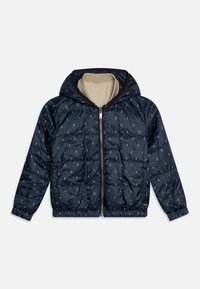 Jachetă puffer bleumarin cu glugă, având o căptușeală interioară ușoară, fermoar frontal și mici modele de ancore pe exterior. Mansete elastice.