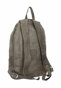 Mochila de cuero gris con un acabado texturizado, que cuenta con dos correas ajustables, un asa en el bucle y una pequeña etiqueta de la marca en el lateral.